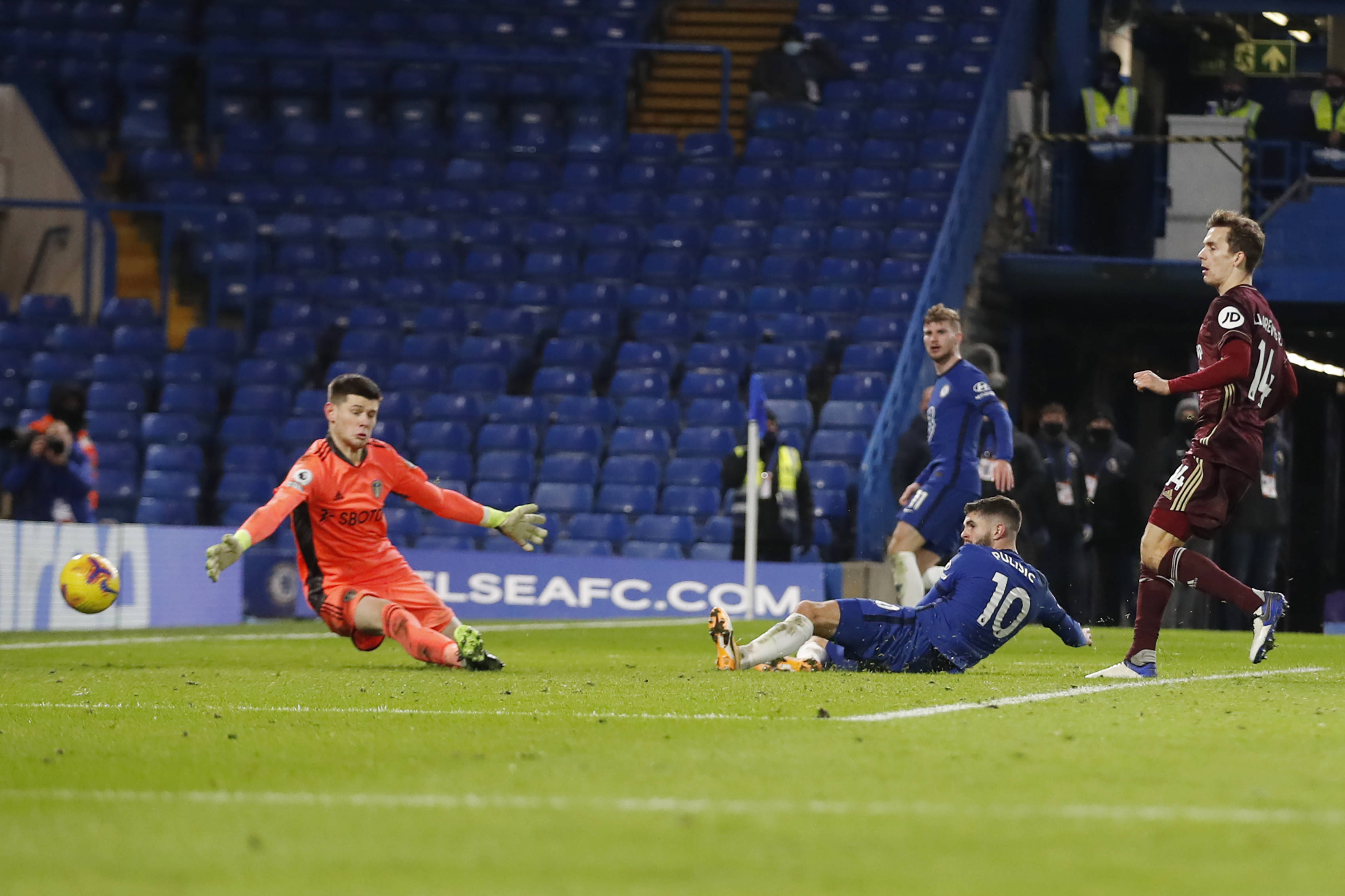 仅吸引了球 仅吸引了球